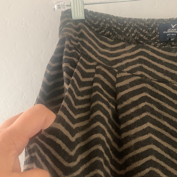AMERICAN EAGLE OUTFITTERS BROWN AND BLACK CHEVRON PRINT CROPPED SIZE M - Picture 2 of 11